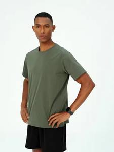 Camiseta deportiva transpirable de secado rápido para hombre, camiseta de gimnasio de estilo Spandex de poliéster en blanco con logotipo personalizado - Product Image 2