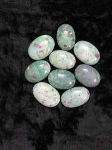 Prix d'usine Naturel Haute Qualité Rubis Fuchsite Palm Stone Vente Chaude Maison Décorative Palm Stone Du Fournisseur Indien en Vrac - Product Image 6