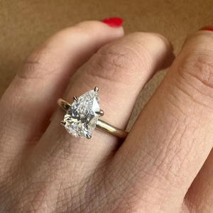 Bague de fiançailles solitaire en or jaune massif 14 carats avec diamant taille poire 1 carat - Product Image 1