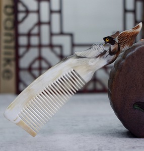 Peigne en corne de buffle avec sculpture et gravure 3D pour les soins des cheveux et une qualité supérieure élégante - Product Image 4