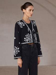 Chaqueta Kimono Corta Acolchada Negra con Bordado Suzani Estilo Boho Chic para Mujer, Talla XS, Floral, Algodón Tejido, Lona Ecológica, Invierno - Product Image 4