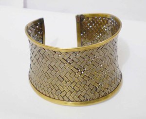 Brazalete de Malla Tejida Cóncava Hecho a Mano en Cobre para Mujeres y Hombres, Acabado en Latón Antiguo, Brazalete Curvo, Artesanía en Metal - Product Image 2