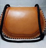 Sac à bandoulière unisexe élégant en cuir pleine fleur véritable, gravé à la main avec des motifs floraux géométriques, fermeture éclair, idéal pour festivals, mariages et soirées