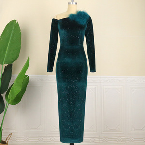 Vestido de <span class=keywords><strong>cóctel</strong></span> de mujer de lentejuelas de plumas de terciopelo con cuello oblicuo de invierno verde - Product Image 4