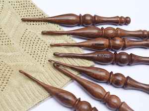 Crochet en bois moderne fait main, écologique, de haute qualité, avec une prise en main confortable et lisse, idéal pour le tricot à la main. - Product Image 4