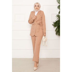 Conjunto de Traje con Chaqueta de Amarre Lateral para Mujer con Detalle de Visón - Product Image 1