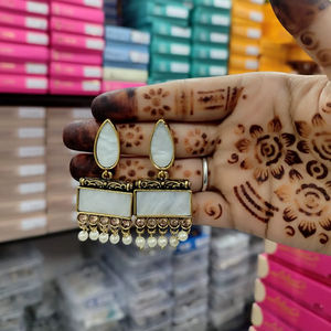 Boucles d'oreilles vintage en or de vente chaude pour femmes boucles d'oreilles occidentales affichage de boucles d'oreilles de style vintage élégant - Product Image 1