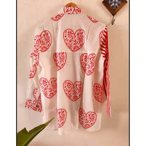 Blusa Roja con Corazones para Mujer, Elegante Diseño de Medio Corazón en Tela Suave - Product Image 4