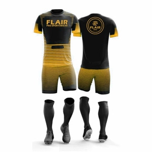 Kits de football rétro conçus sur mesure Uniformes de maillot de football de haute qualité pour hommes et enfants Ensembles de hauts à la mode avec service OEM - Product Image 3