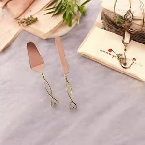 ชุดเสิร์ฟเค้กสแตนเลสสตีลพร้อมด้ามจับรูปหัวใจชุดมีดเค้กคุณภาพสูงชุบเงิน - Product Image 2