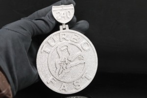 Colgante Unisex de Acero Inoxidable con Diamantes de Imitación CZ, Estilo Hip Hop, Personalizado - Product Image 3