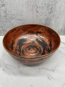 Cuenco de cobre que ofrece una elegancia atemporal que hace que las comidas se vean lujosas y especiales en cada evento. - Product Image 4