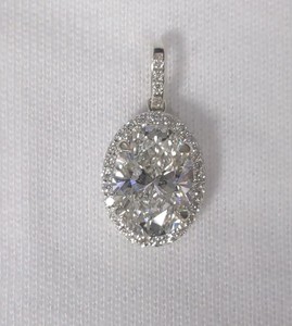El mejor regalo de aniversario de boda de oro blanco de 14K, colgante de diamante cultivado en laboratorio de corte ovalado de 2 quilates, colgante de boda elegante de Halo para mujer - Product Image 3