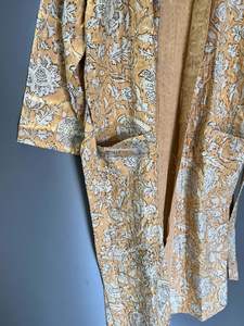 Floral Kantha Chaqueta acolchada unisex Ropa larga de invierno y Playa Cierre de cinturón de relleno de algodón transpirable - Product Image 3