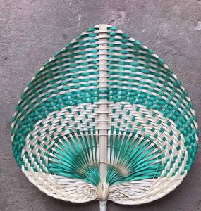 Abanico de mano premium de hojas, fabricado en Vietnam, para regalos corporativos con materiales naturales y artesanía fina hecha a mano. - Product Image 1