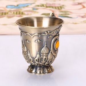 Verre à vin antique en laiton fait à la main avec poignée en relief prix très bon marché en verre à liqueur en métal de haute qualité - Product Image 2