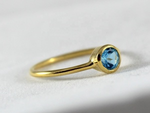 Anillo de Oro Amarillo de 14k con Topacio Azul Suizo Natural de 5mm, Redondo y Sólido, Fabricante de Joyería - Product Image 5