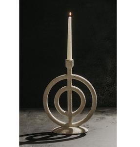 Un candelabro decorativo de hierro en color blanco, diseñado para la decoración del hogar - Product Image 1