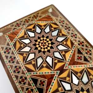 Boîte à bijoux artisanale en bois avec incrustation de nacre, motif floral gravé, design moderne et luxueux, personnalisable, pour rangement et organisation - Product Image 6