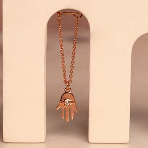 Breloque de montre Hamsa en argent sterling 925 et zircon plaqué or rose, cadeau pour toutes les occasions, fabriquée en alliage de zinc durable - Product Image 1