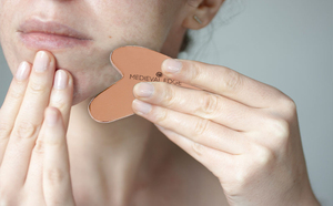 Outil de massage facial Gua Sha en cuivre de luxe Medieval Edge pour réduire les poches et les cernes, améliorer la circulation sanguine et favoriser le bien-être. - Product Image 5