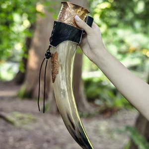 Cuerno para beber natural vikingo con moldura dorada de latón y soporte de cuero de alta calidad - Product Image 1