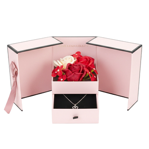 Set Regalo Personalizzato con Catena in Platino e Rose, Scatola per Gioielli a Forma Speciale per Regali - Product Image 2