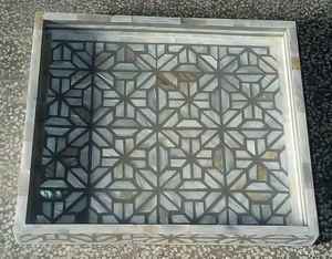 Plateau de service en nacre gris abstrait fait à la main plateau de nourriture rectangulaire en métal de conception géométrique de meilleure qualité pour un usage domestique - Product Image 1