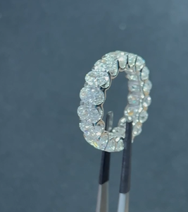 Bague en diamant Eternity Band Taille ovale naturelle FG Couleur VS1/VS2 Clarté en or blanc 14K 8.12g Largeur 5.6mm - Product Image 3