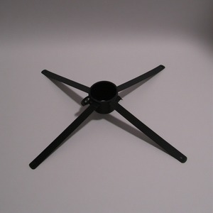 Élégant support d'arbre de Noël en métal argenté avec base ornée fabriqué à la main par des artisans qualifiés pour des vacances décoratives - Product Image 3