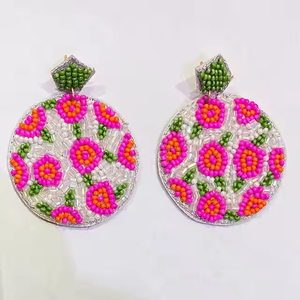 Pendientes de cuentas de Navidad hechos a mano verdes y amarillos, joyería festiva de vacaciones, accesorios únicos para pendientes de cuentas de mujer - Product Image 5