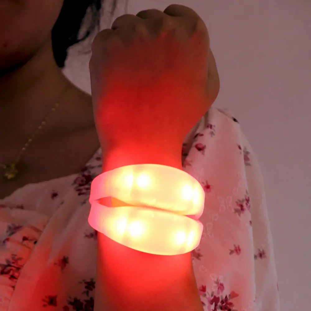 Braccialetto in Silicone lampeggiante per feste luci da concerto artigianato Logo personalizzato programmabile Rfid Remote braccialetti a Led flessibili