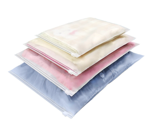 Sac en plastique PE transparent à fermeture éclair avec logo personnalisé pour le stockage durable des vêtements de la maison - Product Image 3