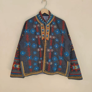 Veste en denim bleu Suzani, brodée à la main, style bohème, motif floral tribal, tenue statement, veste en denim brodée Suzani artisanale - Product Image 1