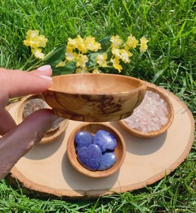 Bols en bois d'olivier de qualité supérieure de la Terre Sainte pour les offrandes rituelles, les pratiques de méditation et les cérémonies sacrées, disponibles à la vente - Product Image 6