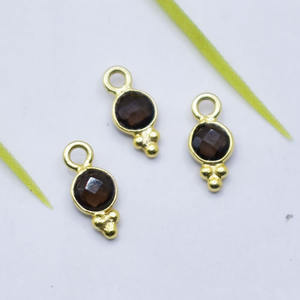 Colgante de Cuarzo Ahumado Tres Rawa, Engaste de Bisel Redondo Facetado, Pequeño Amuleto Hecho a Mano, Chapado en Oro, Regalo, Se Vende por Pieza - Product Image 6