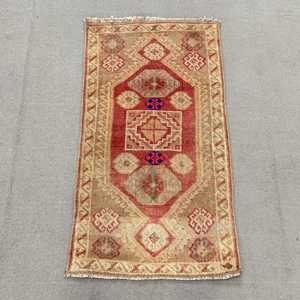 พรมตุรกีขนาดเล็ก 1.6x2.9 ฟุต ลายดอกไม้สีแดงวินเทจ - Product Image 1