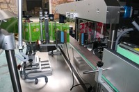 Depuis 1998 SKILT Étiqueteuse automatique double face Étiqueteuse avant et arrière avec imprimante pour bouteilles et conteneurs