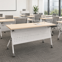 Table de travail flexible pour salle de classe avec panneau de modestie en métal perforé, plateau en mélamine E1, structure en acier roulant, mobilier de formation