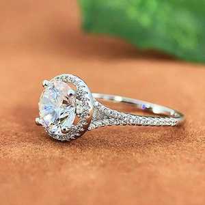 แหวนหมั้นทองคำแท้ 14K ดีไซน์โรแมนติกสำหรับผู้หญิง ประดับเพชรแล็บโกรว์แบบ Halo Setting เหมาะสำหรับงานแต่งงาน งานครบรอบ หรือเป็นของขวัญเครื่องประดับชั้นดี - Product Image 3