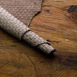 Cesta tejida hecha a mano en rojo y tostado, piel sintética personalizable, producto de cuero Premium de 1 a 12 pies cuadrados. - Product Image 6