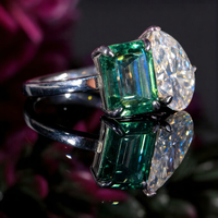 Bague Toi et Moi en or 14 carats avec deux pierres de diamant, émeraude verte fantaisie et poire blanche, diamant de laboratoire de 2 carats