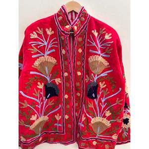 Veste en velours réversible Anaar Bloom, rouge cramoisi avec motifs floraux sauge et sable, manteaux automne-hiver, style universitaire, broderie Suzani - Product Image 2