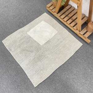 Petit tapis vintage, tapis turc 2,4x2,4 pieds, tapis en laine à carreaux blancs - Product Image 1