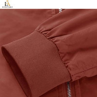Veste bomber décontractée pour homme, style streetwear moderne, col montant, logo sur le devant, design personnalisé, tissu confortable, mode hiver.