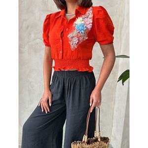 Chemisiers élégants en lin orange à motifs floraux sur la poitrine pour femmes Topshow, vente en gros - Product Image 3