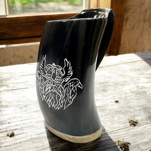 Ensemble de 2 mugs en corne de buffle naturelle de qualité durable pour boire, gobelet en corne avec finition naturelle pour boire de la bière médiévale - Product Image 3