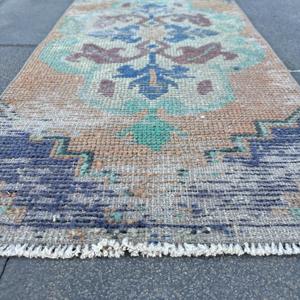 Alfombra Turca Vintage Pequeña de 1.4x3.1 pies (42x94 cm), Alfombra de Lana Azul con Parches Ecológicos y Base de Látex - Product Image 5