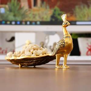 Plateau rond en métal unique, parfait pour la table à manger, centre de table décoratif et pratique pour servir des boissons ou des collations - Product Image 3