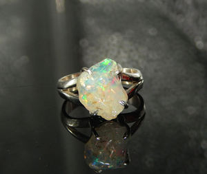 แหวนเงินแท้ 925 ชุบโรเดียม ประดับโอปอลเอธิโอเปียธรรมชาติ ดีไซน์มินิมอล ทำมือ - Product Image 5